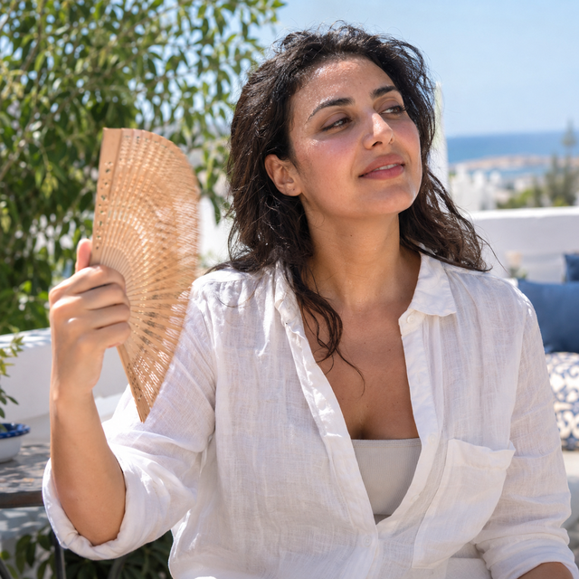 Femme se rafraîchissant après une journée chaude
